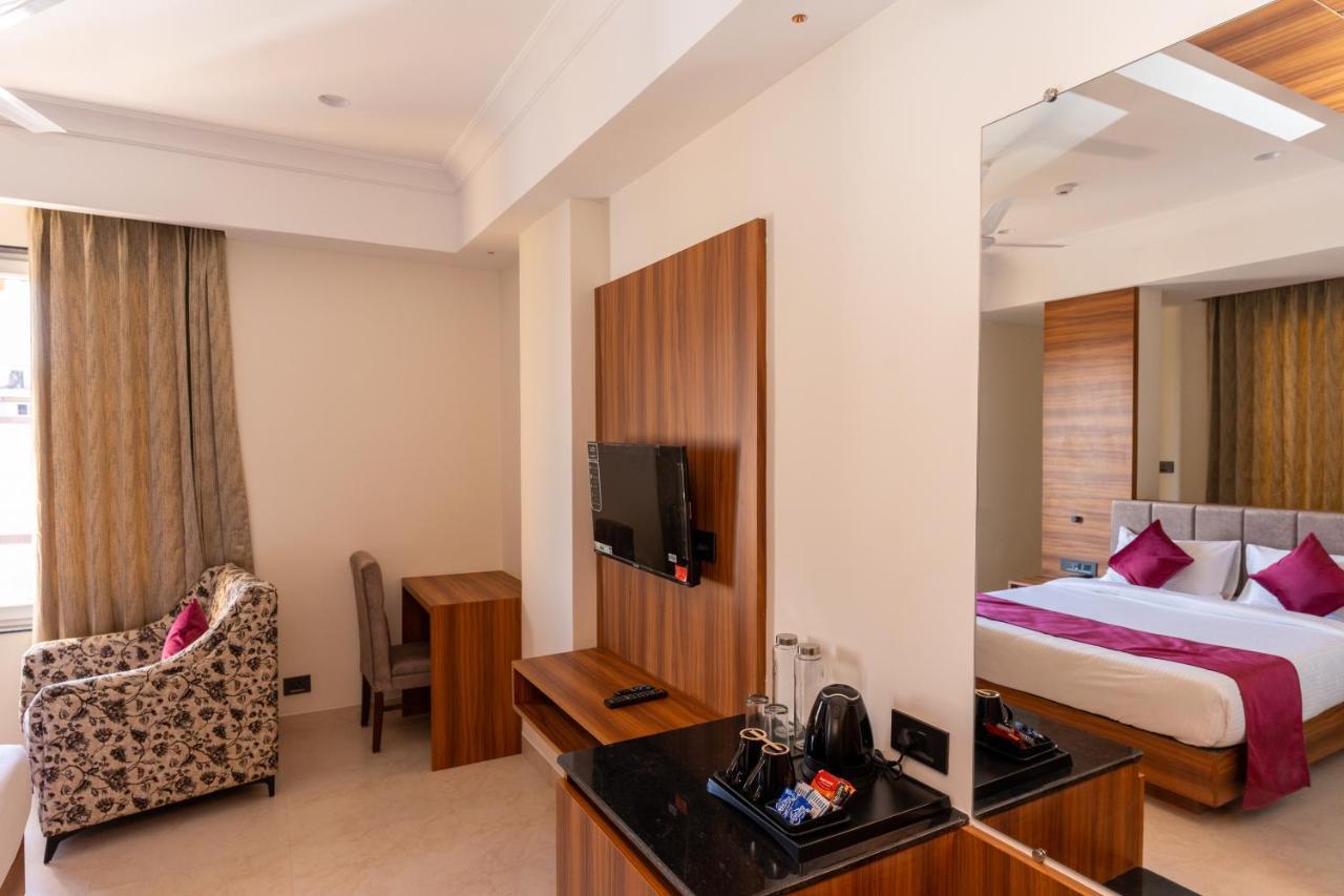 Raghunandan Palace - A Premier Boutique Stay, City Center & 500 Meters From City Railway Station Удайпур Экстерьер фото