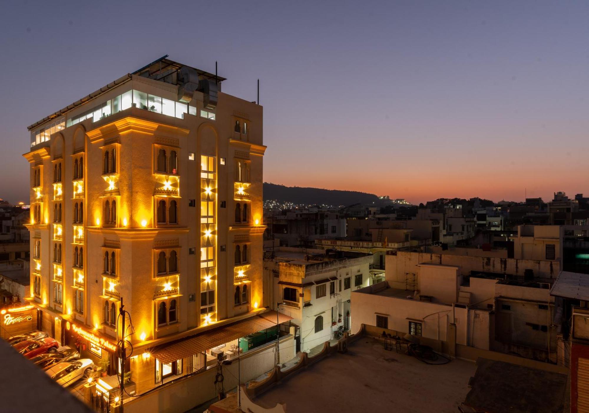 Raghunandan Palace - A Premier Boutique Stay, City Center & 500 Meters From City Railway Station Удайпур Экстерьер фото