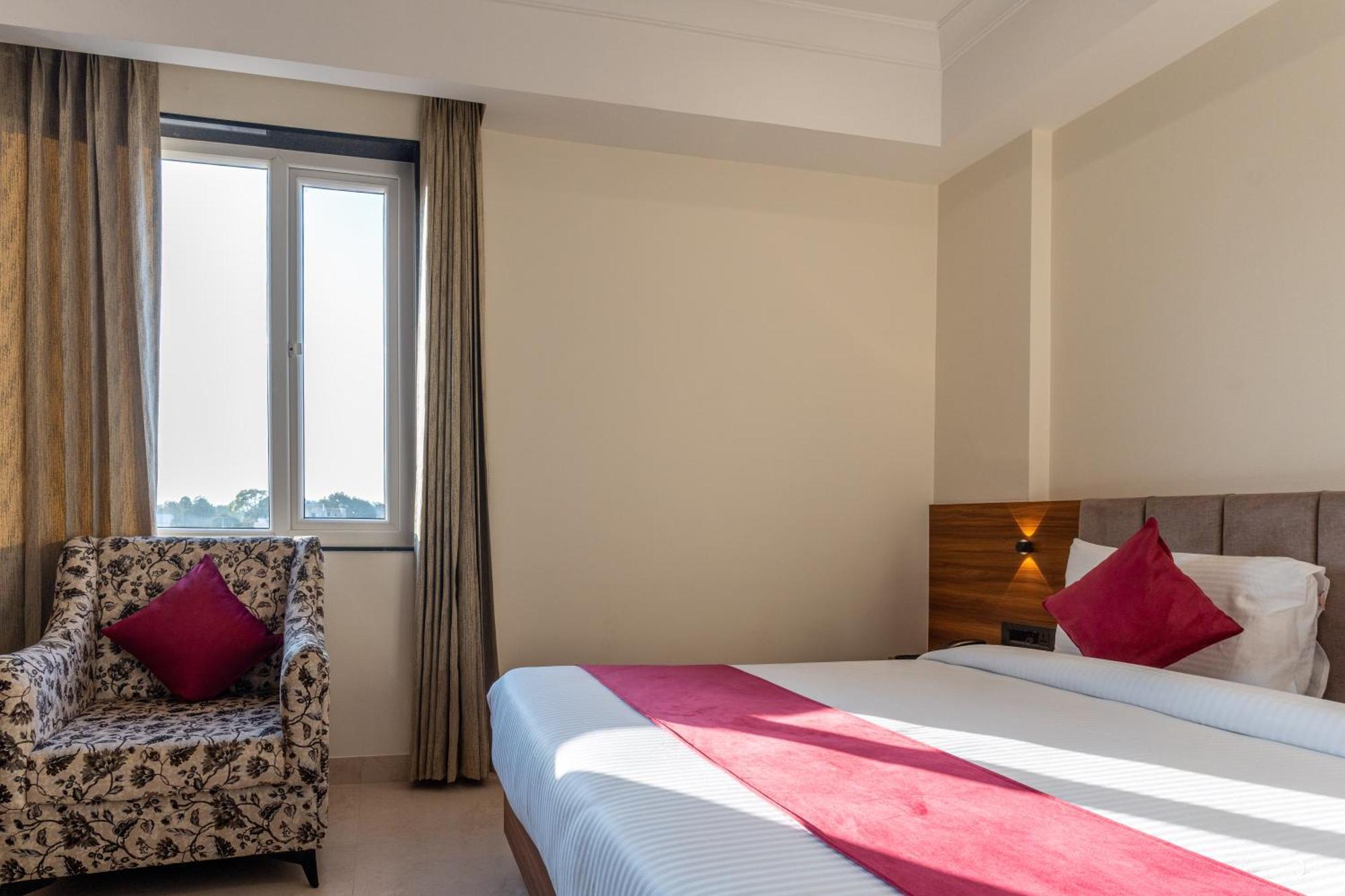 Raghunandan Palace - A Premier Boutique Stay, City Center & 500 Meters From City Railway Station Удайпур Экстерьер фото