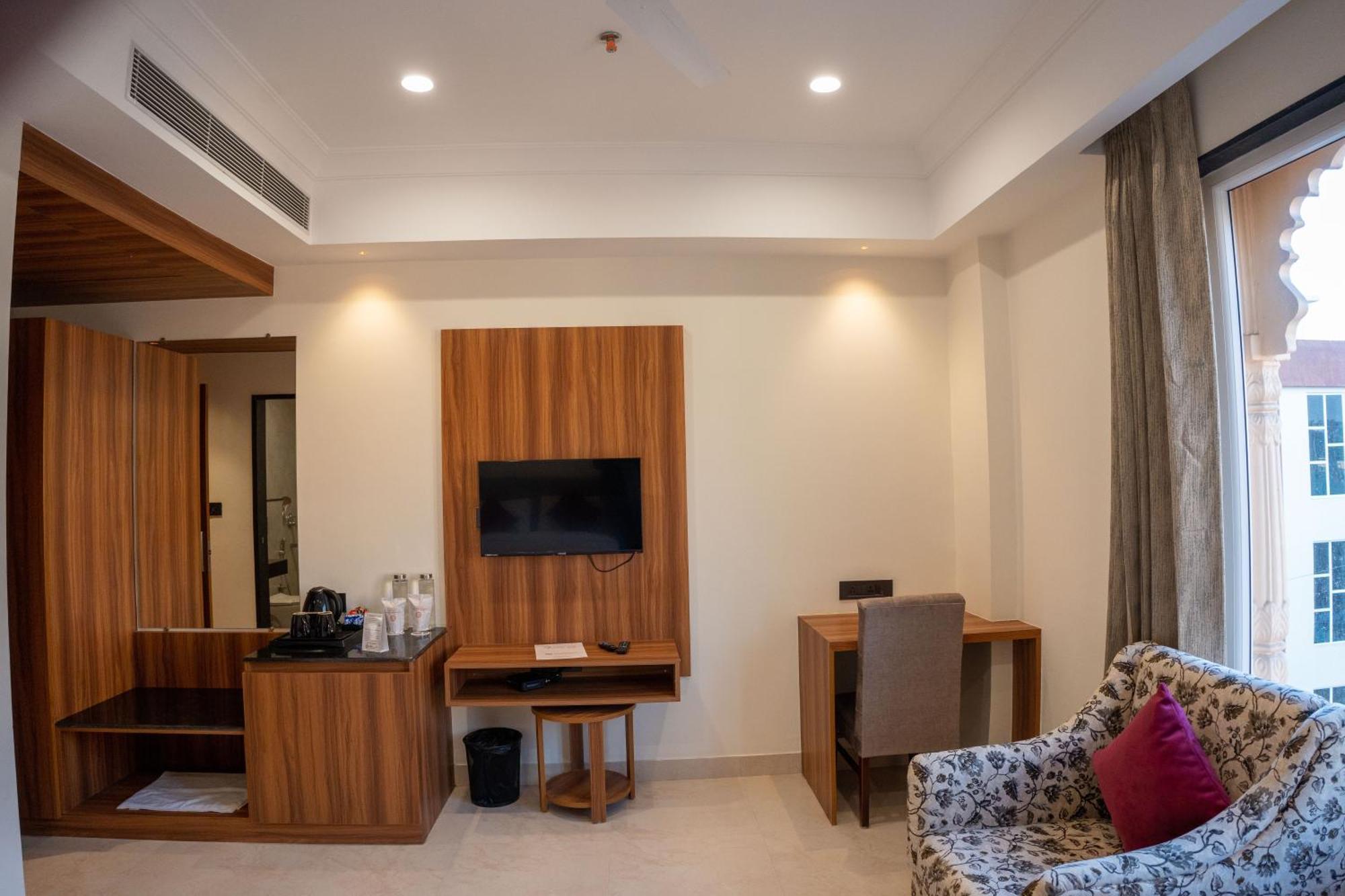 Raghunandan Palace - A Premier Boutique Stay, City Center & 500 Meters From City Railway Station Удайпур Экстерьер фото