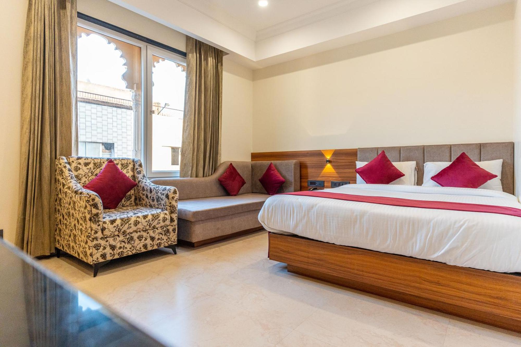Raghunandan Palace - A Premier Boutique Stay, City Center & 500 Meters From City Railway Station Удайпур Экстерьер фото