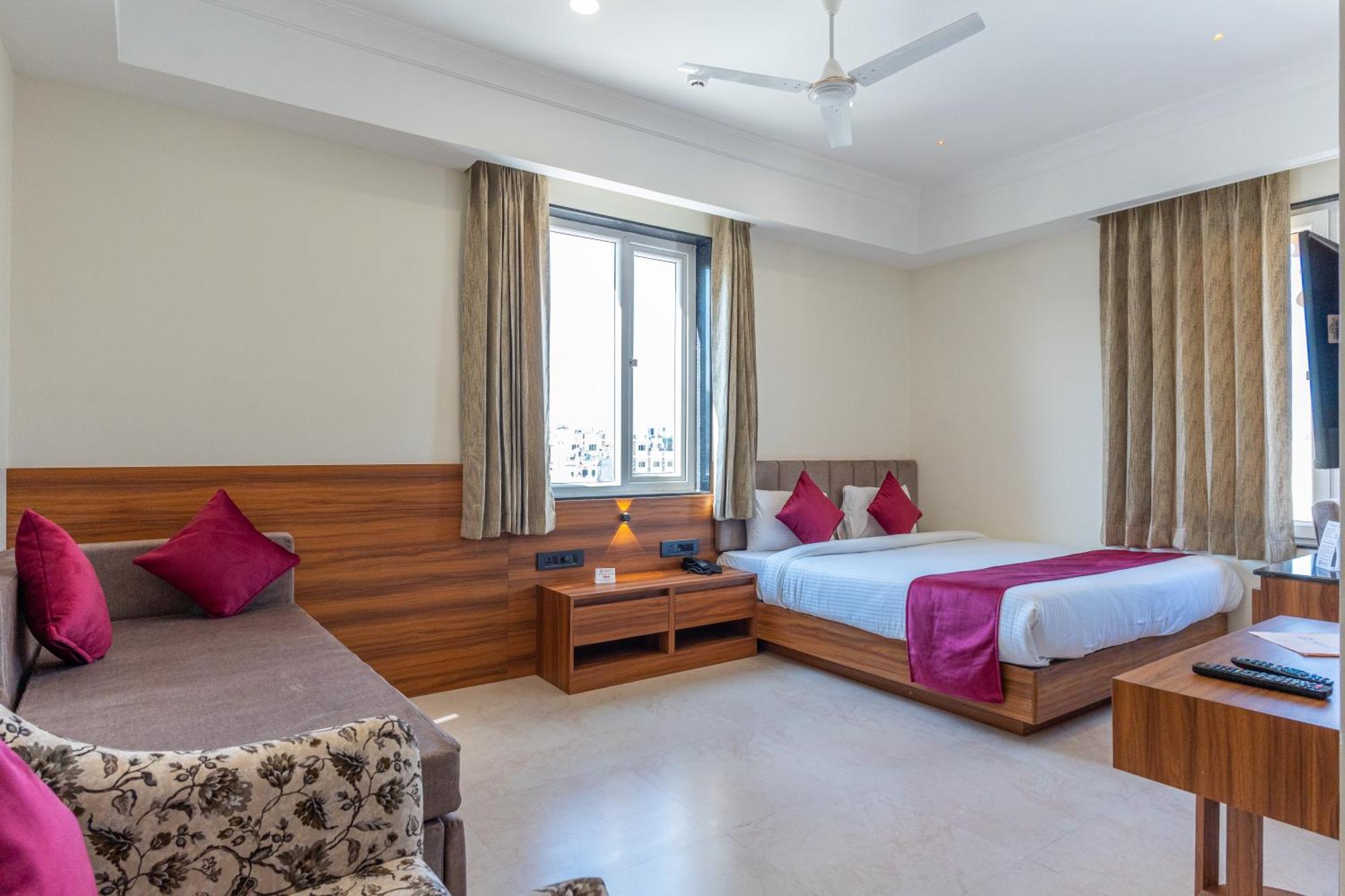 Raghunandan Palace - A Premier Boutique Stay, City Center & 500 Meters From City Railway Station Удайпур Экстерьер фото