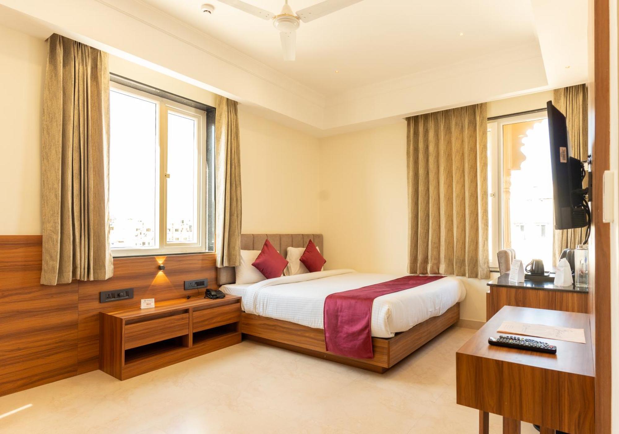 Raghunandan Palace - A Premier Boutique Stay, City Center & 500 Meters From City Railway Station Удайпур Экстерьер фото