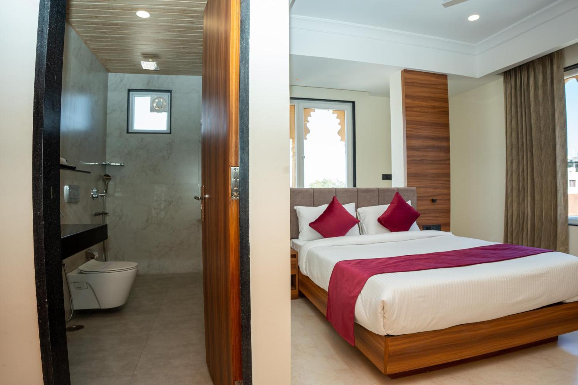 Raghunandan Palace - A Premier Boutique Stay, City Center & 500 Meters From City Railway Station Удайпур Экстерьер фото